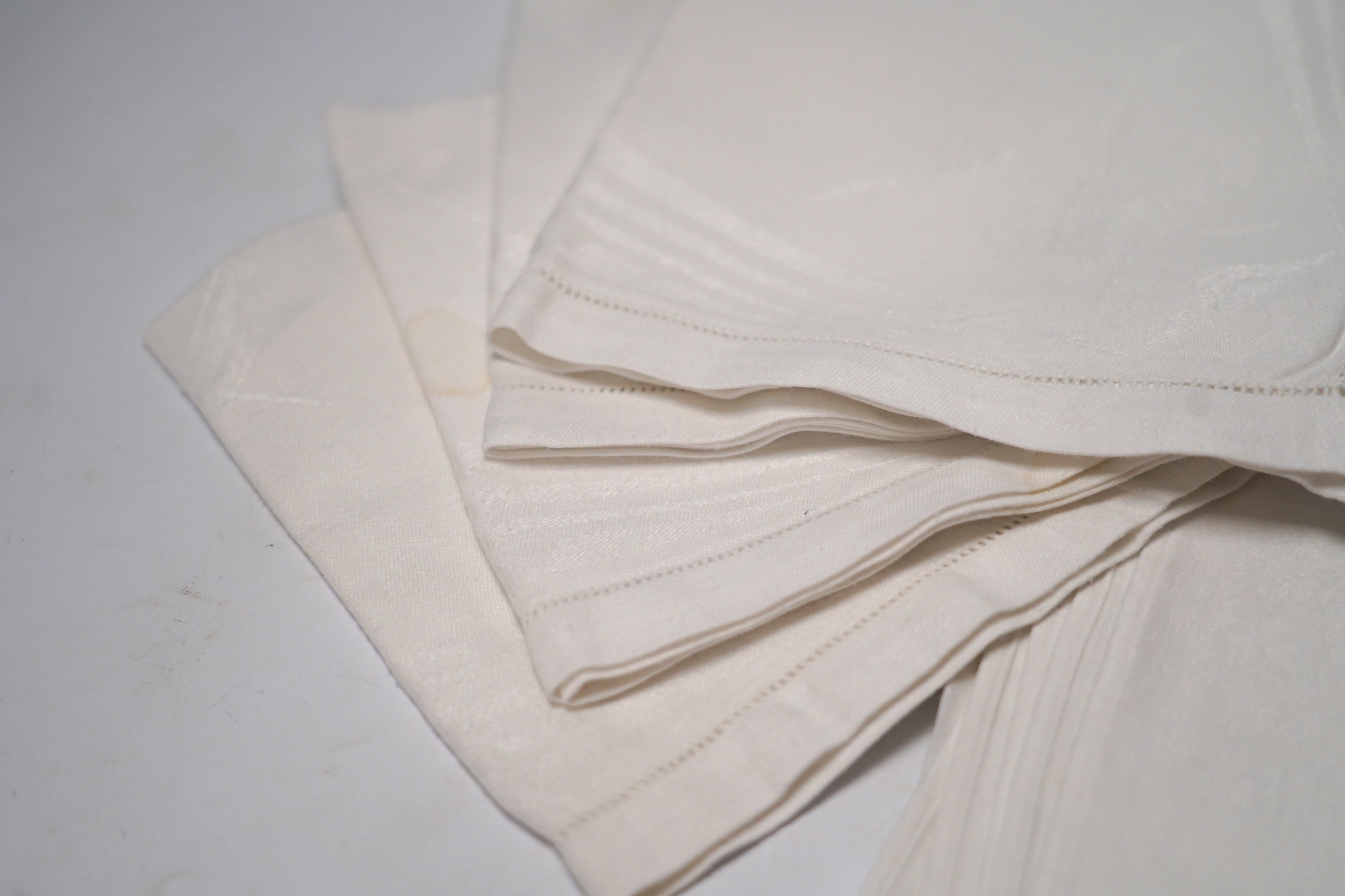 A collection of linen hand towels, table mats, etc. Condition - all laundered and appear in good condition